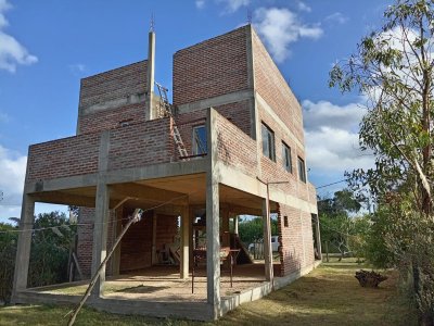 Venta de casa en construcción en Sta Mónica, de 3 dormitorios, 2 baños, con vista a la laguna.