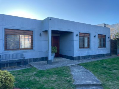 Venta de casa en Pinares, de 3 dormitorios y 2 baños en Pinares con piscina climatizada y solarium.