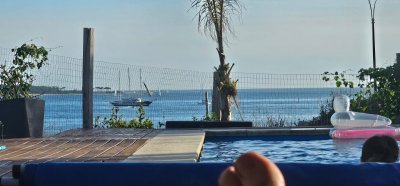 venta de importante casa en gran terreno frente a la playa Mansa