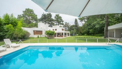 Venta de excepcional residencia en el barrio del Golf, 3 dormitorios, 7 baños, piscina climatizada, barbacoa para 60 personas. 