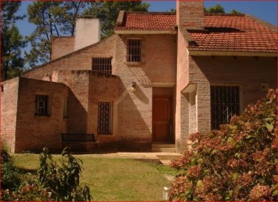 Venta y alquiler de casa en Pinares, 5 dormitorios, 2 baños, lindo lugar. 