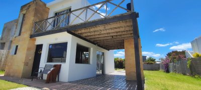 Venta de casa en bal Bs As. 2 dormitorios, 2 baño.