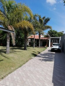 Alquiler de casa en Pinares, de 3 dormitorios, baño, lindo lugar.