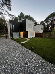 Alquiler temporal de casa en Pinares, 3 dormitorios, 2 baños, preciosa lugar.