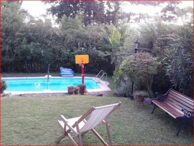 Alquiler de casa en la Mansa, 3 dormitorios, 3 baños, piscina, buen parque.-