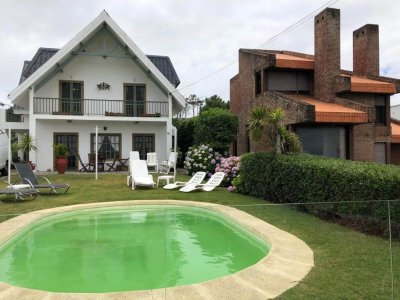Venta de casa en Montoya, 5 dormitorios, 3 baños, piscina con gran vista.
