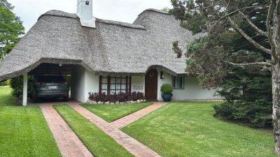 Alquiler de casa en Pinares, temporada de 3 dormitorios, con parrillero en Pinares
