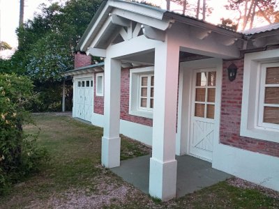 Alquiler de casa en san rafael, 2 dormitorios y medio, 2 baños, lindo parque cerca del mar.