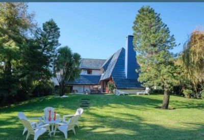 Venta de hermosa casa en Pinares, 3 dormitorios, 2 baños y gran parque.