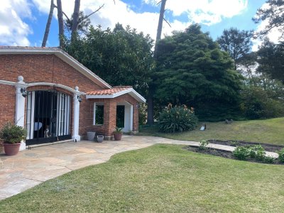 venta de chalet 5 dormitorios,4 baños, 3mil m2 de parque 350 m2 construidos.