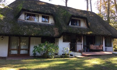 Venta de Cabaña en Cantegril, 4 dormitorios, 3 baños, lindo parque cerca de todo.-