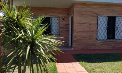 Venta de casa en las delicias, 3 dormitorios, baño, cerca del mar.-