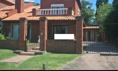 Alquiler de casa en Pinares, 3 dormitorios, 2 baños, piscina, parque, lindo lugar.