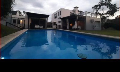 Venta de Casa en Rincon del Indio, 4 dormitorios, 4 baños, piscina climatizada.