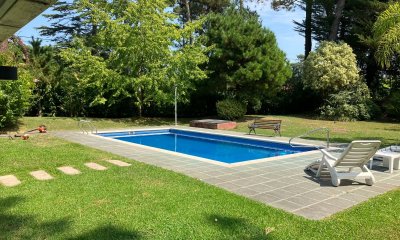 Venta y alquiler de casa en Country, 4 dormitorios, 3 baños, piscina, gran parque, casa moderna y remodelada a nuevo.