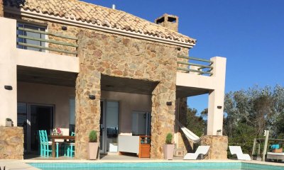 Venta y alquiler de casa en Punta de piedras, 3 dormitorios, 3 baños, piscina, cerca del mar.