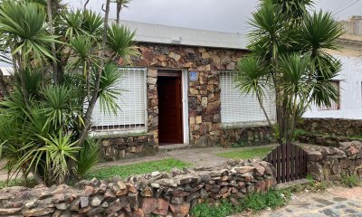Venta de casa en Camino Maldonado, 3 dormitorios, 2 baños, piscina, buena construcion.