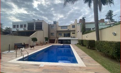 Venta de casa en Carrasco, 5 dormitorios, 5 baños, hermoso lugar, gran vista y de buena construccion.