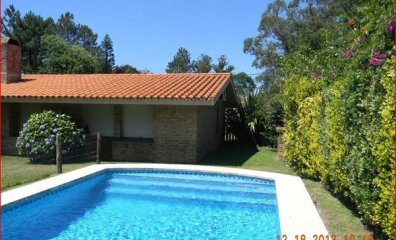 Venta y alquiler de casa en Pinares, 3 dormitorios, 2 baños, piscina, lindo parque.