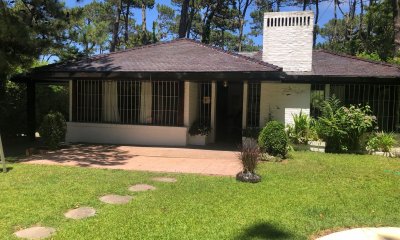 Venta de casa en San Rafael, 3 dormitorios, 3 Baños, servicio con baño, Piscina, lindo parque.