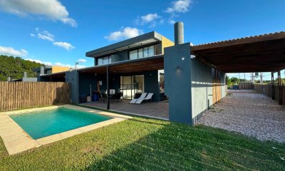 Venta de casa en las grutas, 3 dormitorios, 3 baños, divino lugar.