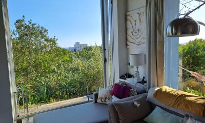 Venta de casa en Chihuahua, 3 dormitorios, 3 baños, amplia luminosa moderna en dos plantas y con vista.