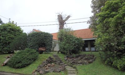 Venta de casa en la Mansa, 4 dormitorio, lindo lugar y buena construccion a pasos del mar