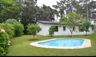 Venta y alquiler de casa San Rafael, 3 Dormitorios, 3 baños, impecable, piscina.