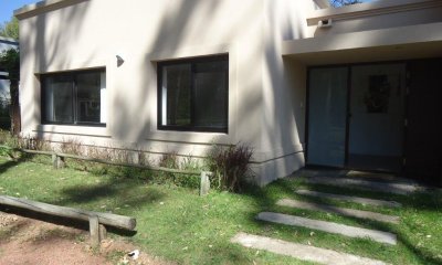 Venta de casa en Pinares, 3 dormitorios, 2 baños, cerca del mar.