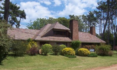 VENTA Y ALQUILER DE HERMOSA CASA CON VARIAS HABITACIONES, BARBACOA Y PISCINA EN ZONA PRIVILEGIADA DEL GOLF.