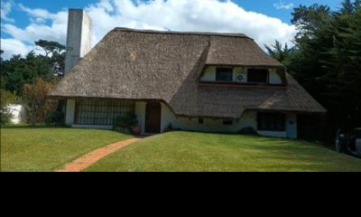 Venta de casa 4 dormitorios en Beverly Hills, 3 baños, buena construccion.