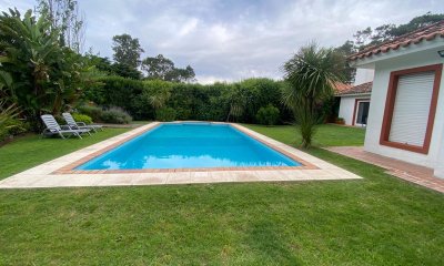Alquiler de amplia casa con piscina en San Rafael, 4 dormitorios, 4 baños, y a dos cuadras de playa Brava