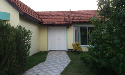 Venta y alquiler casa en pinares, 3 dormitorios, baño, lindo parque.