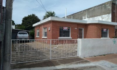 Maldonado centro, 2 dormitorios, 2 baños, zona comercial.