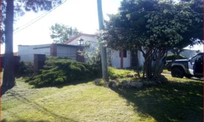 Venta de casa en el Biarritz, 2 dormitorios, baño, para vivir todo el año.