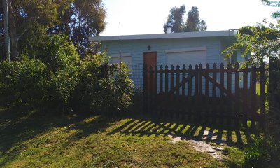 Venta y permuta en Cerros Azules, casa de un dormitorio, baño, lindo lugar.