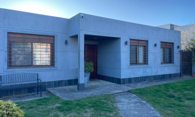 Venta de casa en Pinares, de 3 dormitorios y 2 baños en Pinares con piscina climatizada y solarium.