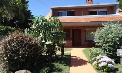 Venta  de casa en la Mansa, 5 dormitorios, 3 baños, pileta, cerca de mar.