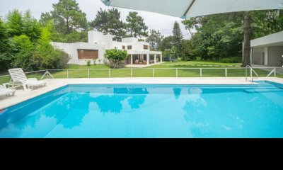 Venta de excepcional residencia en el barrio del Golf, 3 dormitorios, 7 baños, piscina climatizada, barbacoa para 60 personas.