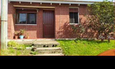 Venta de casa en los Ciruelos, 3 dormitorios, baño, estacionamiento.