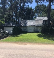 Venta de casa en Pinares, 3 dormitorios, 2 baños, piscina, lindo parque.