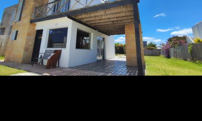 Venta de casa en bal Bs As. 2 dormitorios, 2 baño.