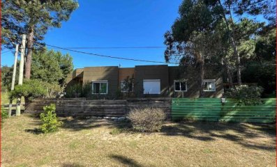 Venta de casa en Pinares, 4 dormitorios, 2 baños, cancha, cerca del mar y buen parque.