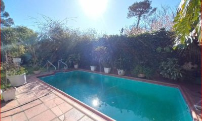 Venta de casa en Pinares, 6 dormitorios, 5 baños, piscina, buen terreno, cerca del mar.