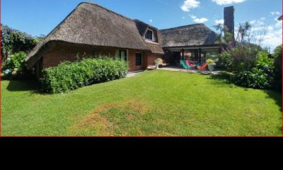 Venta de casa en la Mansa, 3 dormitorios, 4 baños, lindo lugar.-
