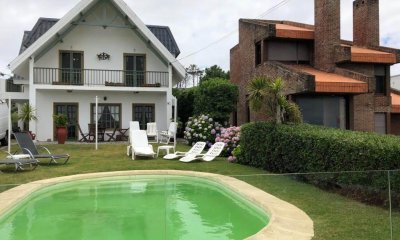 Venta de casa en Montoya, 5 dormitorios, 3 baños, piscina con gran vista.