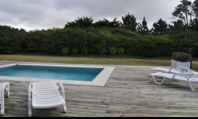 Venta y alquiler de casa en Rincon del Indio, espectacular chalet a metros del mar.