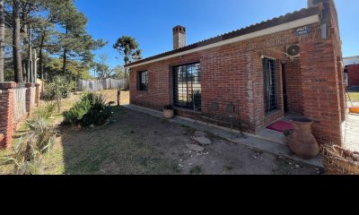 Venta de casa en el Pinar, 3 dormitorios, 2 baños, buen lugar.