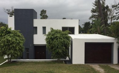 Venta en Pinares, Gran Edificacion, 4 Dormitorio, 4 baños, pileta, 2 cuadras del Mar, a estrenar.