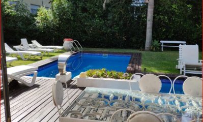 Venta  y alquiler de casa en Barrio Lugano, 4 dormitorios, 5 baños, piscina, muy buen entorno.